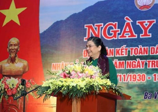 Phó Chủ tịch Thường trực Quốc hội Tòng Thị Phóng phát biểu tại  Ngày hội Đại đoàn kết toàn dân tộc xã Ba Vì